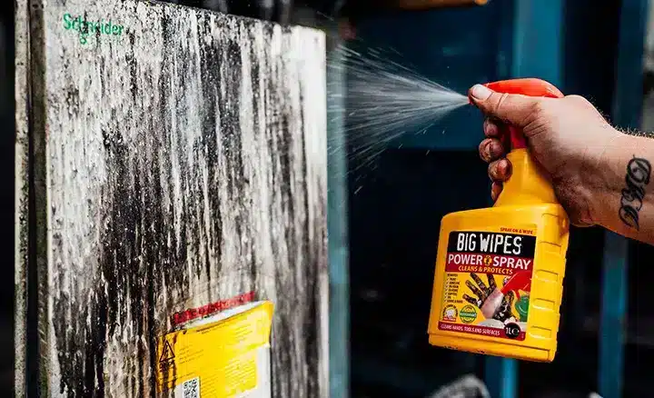 Sprej Big Wipes Power Spray uklanja masnoće i boju bez tragova
