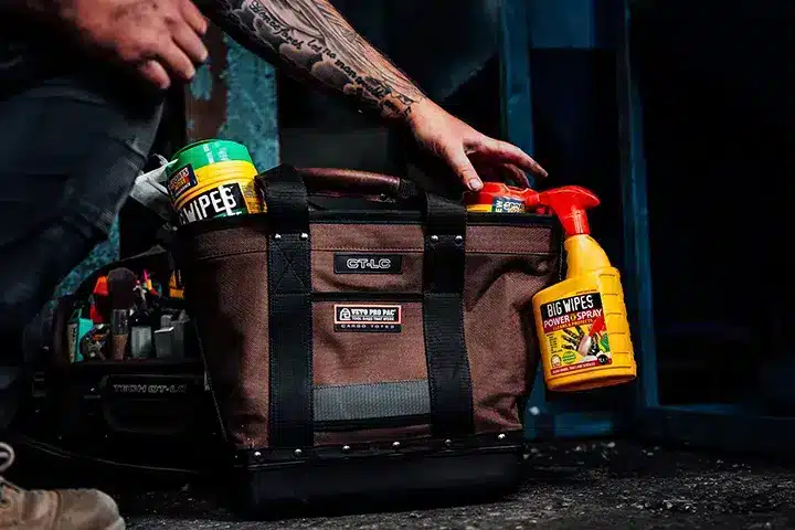 Čišćenje zidova i alata uz Big Wipes Power Spray