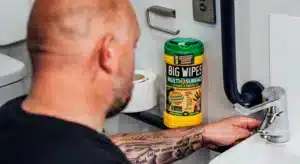 Biorazgradive Big Wipes maramice na radnom stolu majstora