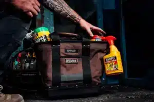 Čišćenje zidova i alata uz Big Wipes Power Spray